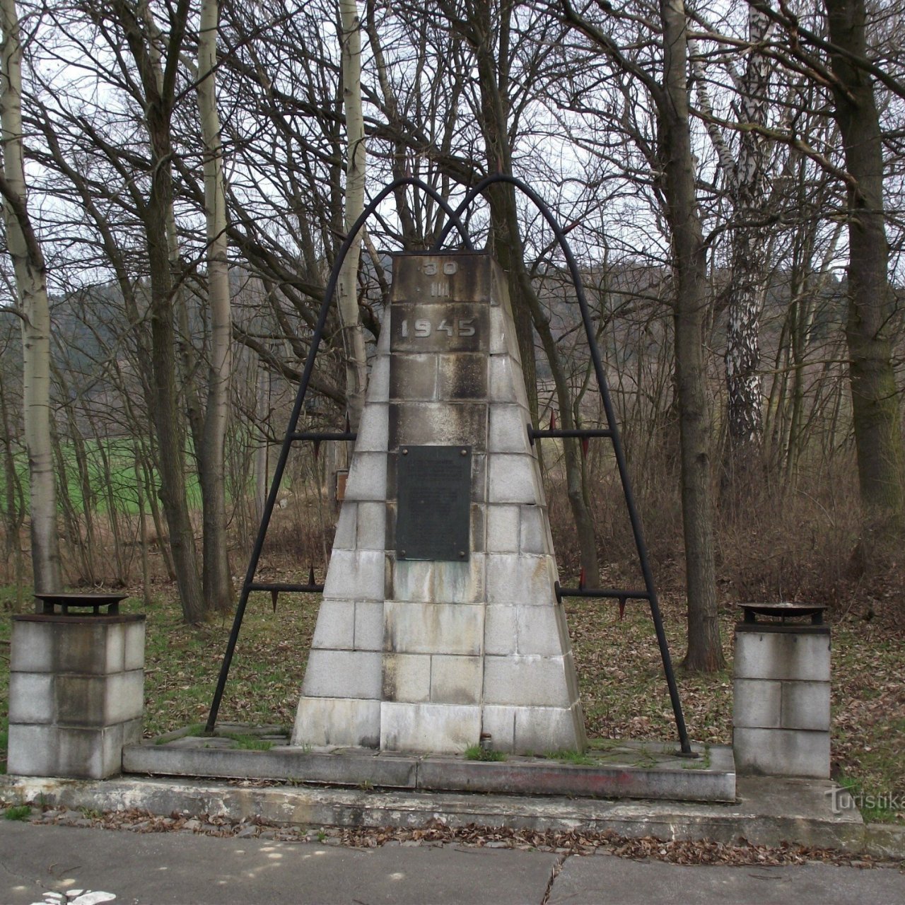 Bratrušov – Památník obětem II. světové války na Bratrušovské střelnici