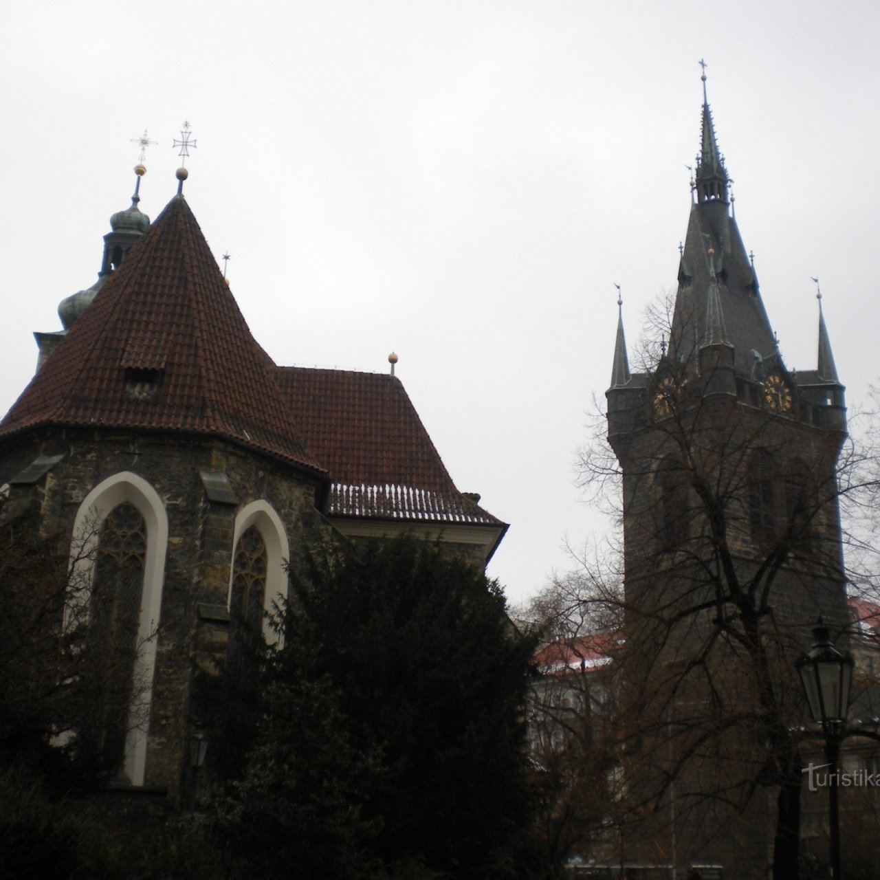 Kostel svatého Jindřicha a svaté Kunhůty v Praze.