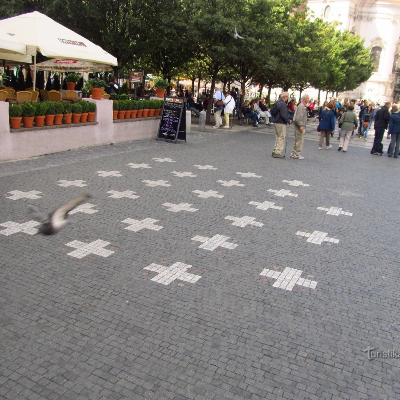 27 křížů na Staroměstském náměstí v Praze