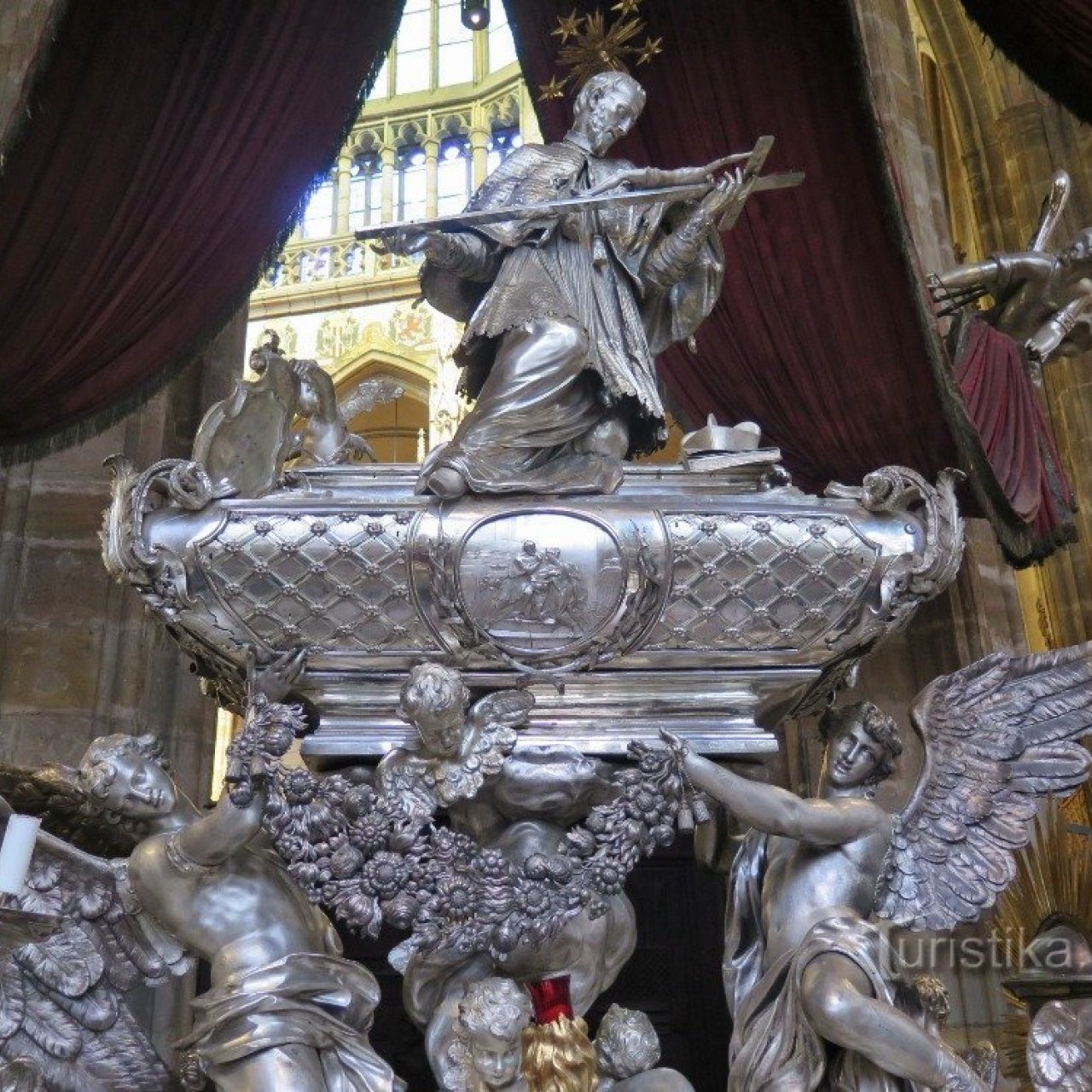 Praha – katedrální náhrobek sv. Jana Nepomuckého, největší kus stříbra v ČR