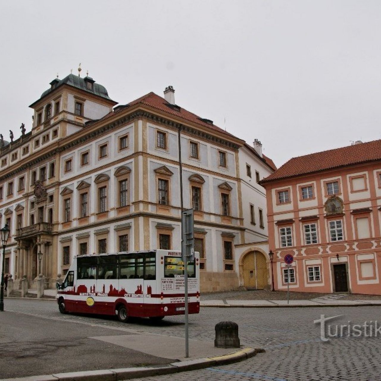 Praha – paláce na Hradčanském náměstí II. (Schwarzenberský, Šternberský a Toskánský)