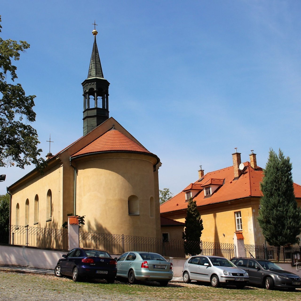 Praha-Hostivař - kostel Stětí sv. Jana Křtitele se zvonicí