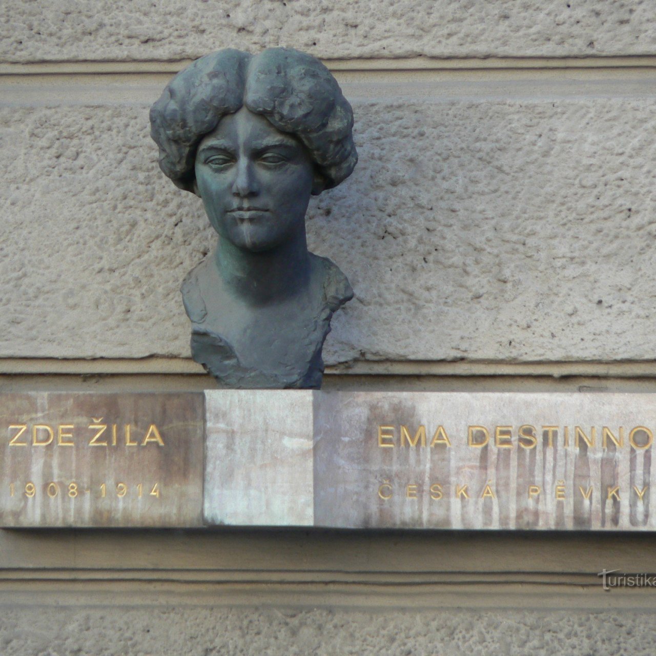 Praha 1 - Malostranské náměstí - pamětní deska a busta Ema Destinová