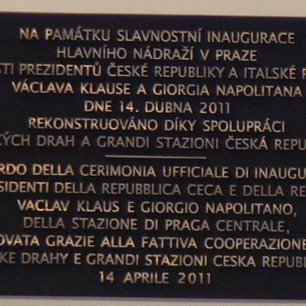 Praha 2 - Hlavní nádraží - pamětní deska na památku inaugurace Hlavního nádraží