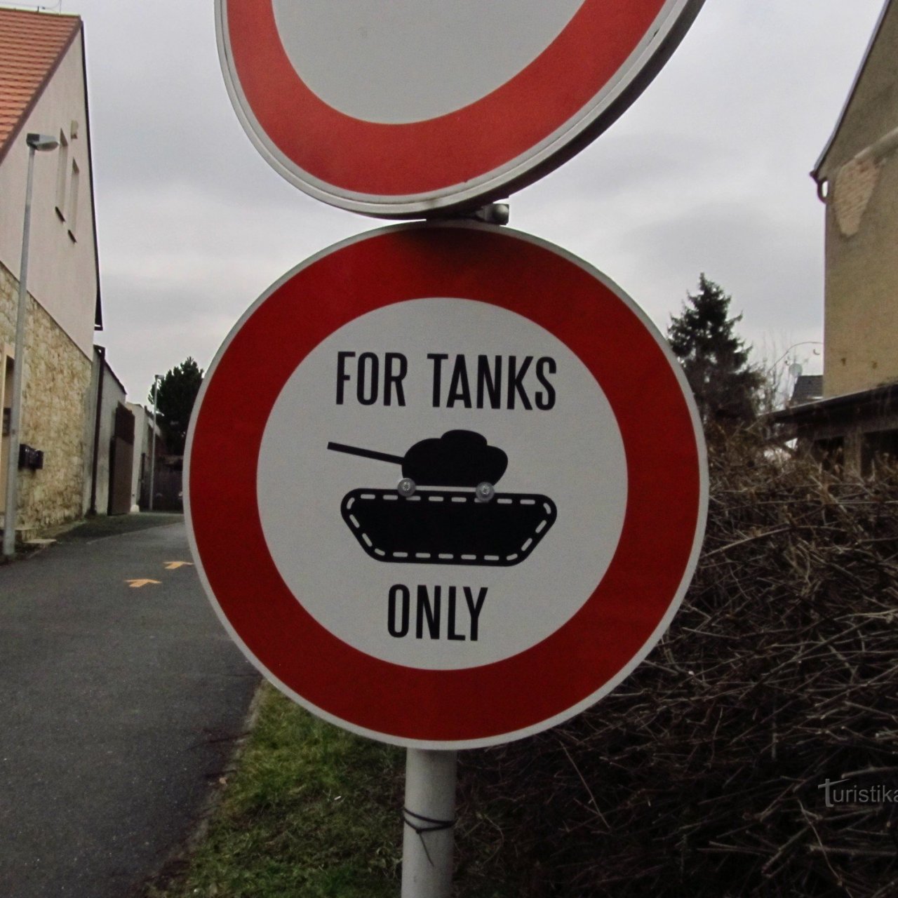 Vjezd pouze pro tanky u středověké usedlosti