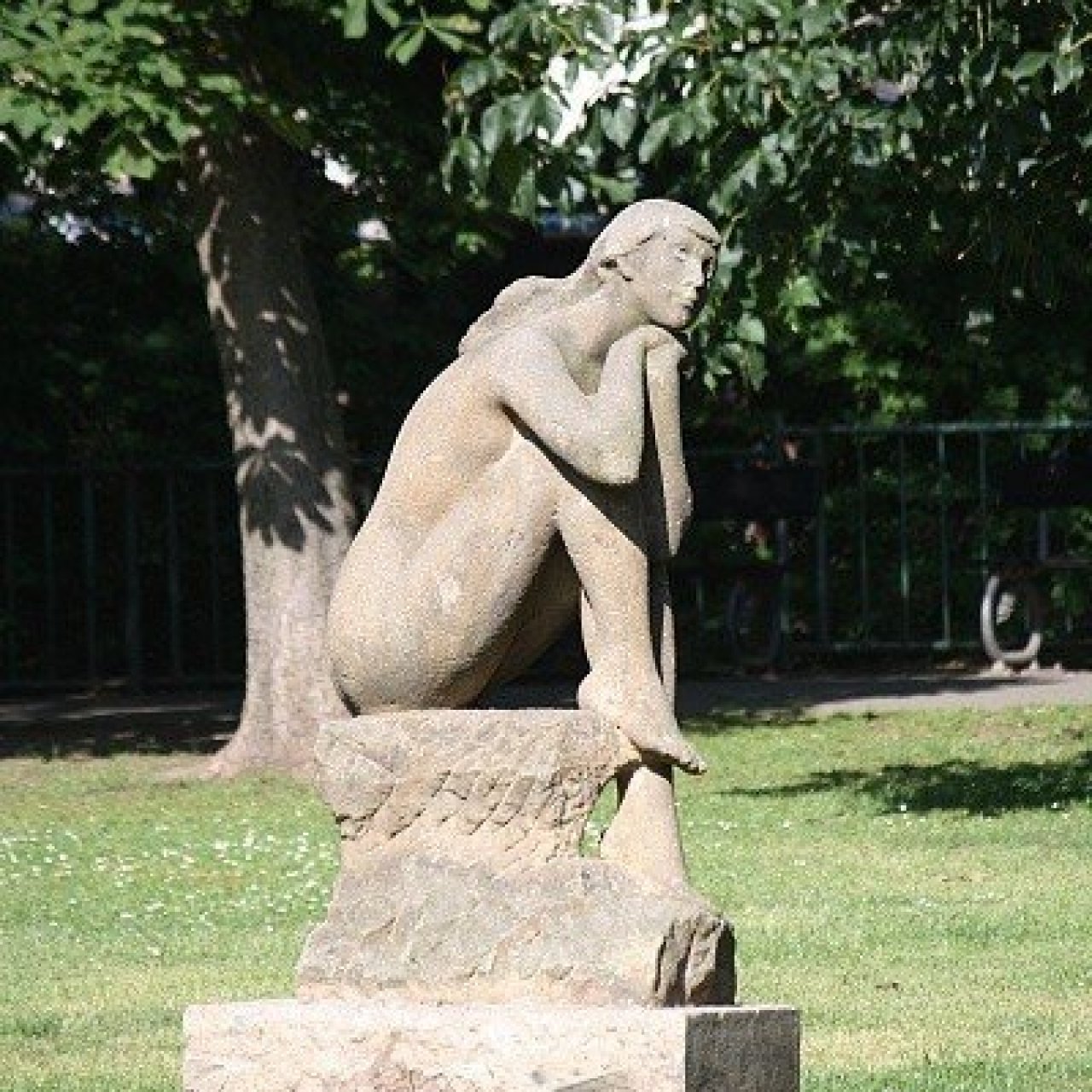 Praha, socha Sedící dívka od Jana Hány