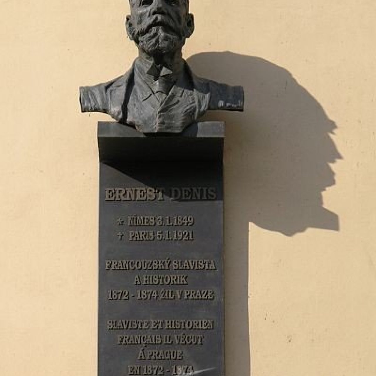 Ernest Denis - pamětní deska a busta