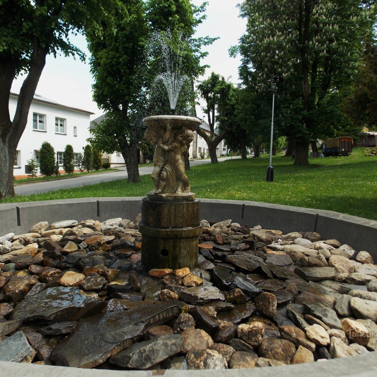 Empírová kašna na náměstí ve Vrbně pod Pradědem