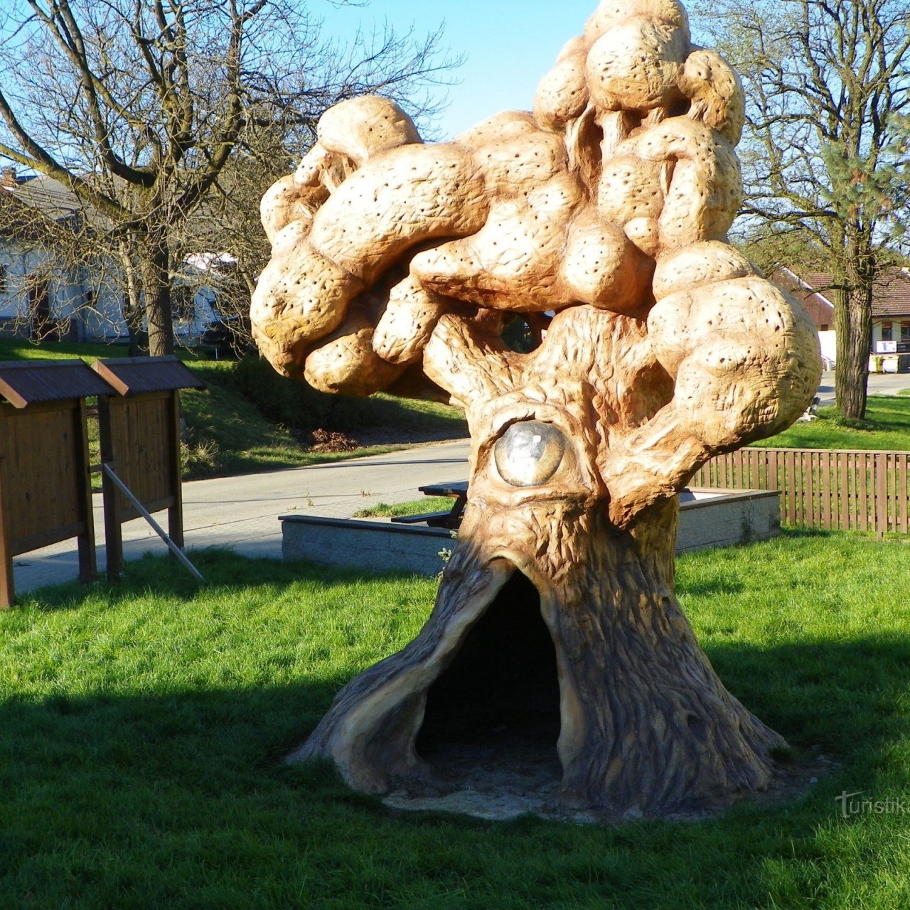 Strom – betonová socha od Olšiaka