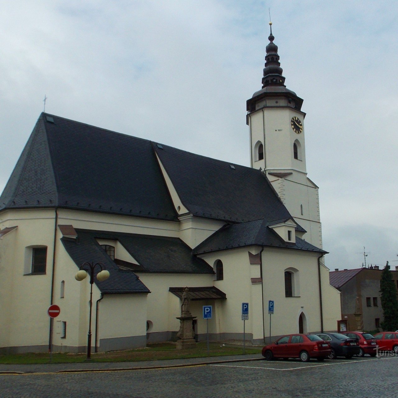 Kostel sv. Mikuláše - dominanta Slezského náměstí v Bílovci